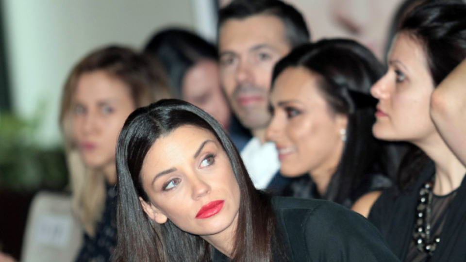 Диляна Попова се оля от злоба: Виж какво прави на премиерата на Асен Блатечки и жена му!
