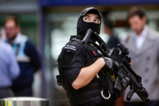 Великобритания под обсада от армията след терора в Манчестър