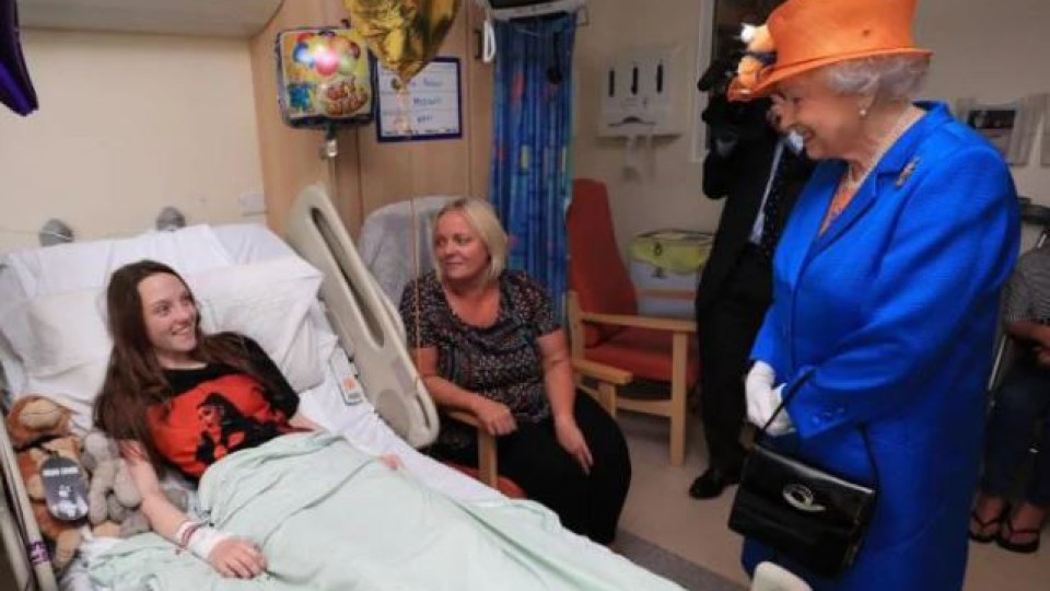 Кралица Елизабет вдъхна кураж на ранените от Манчестър в болничната стая