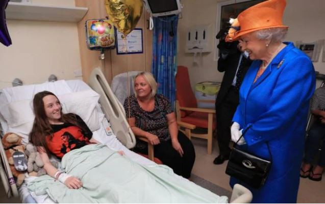 Кралица Елизабет вдъхна кураж на ранените от Манчестър в болничната стая