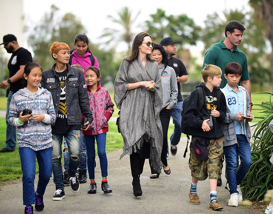 Никой не иска Анджелина Джоли с децата (Местните на бунт срещу звездата)