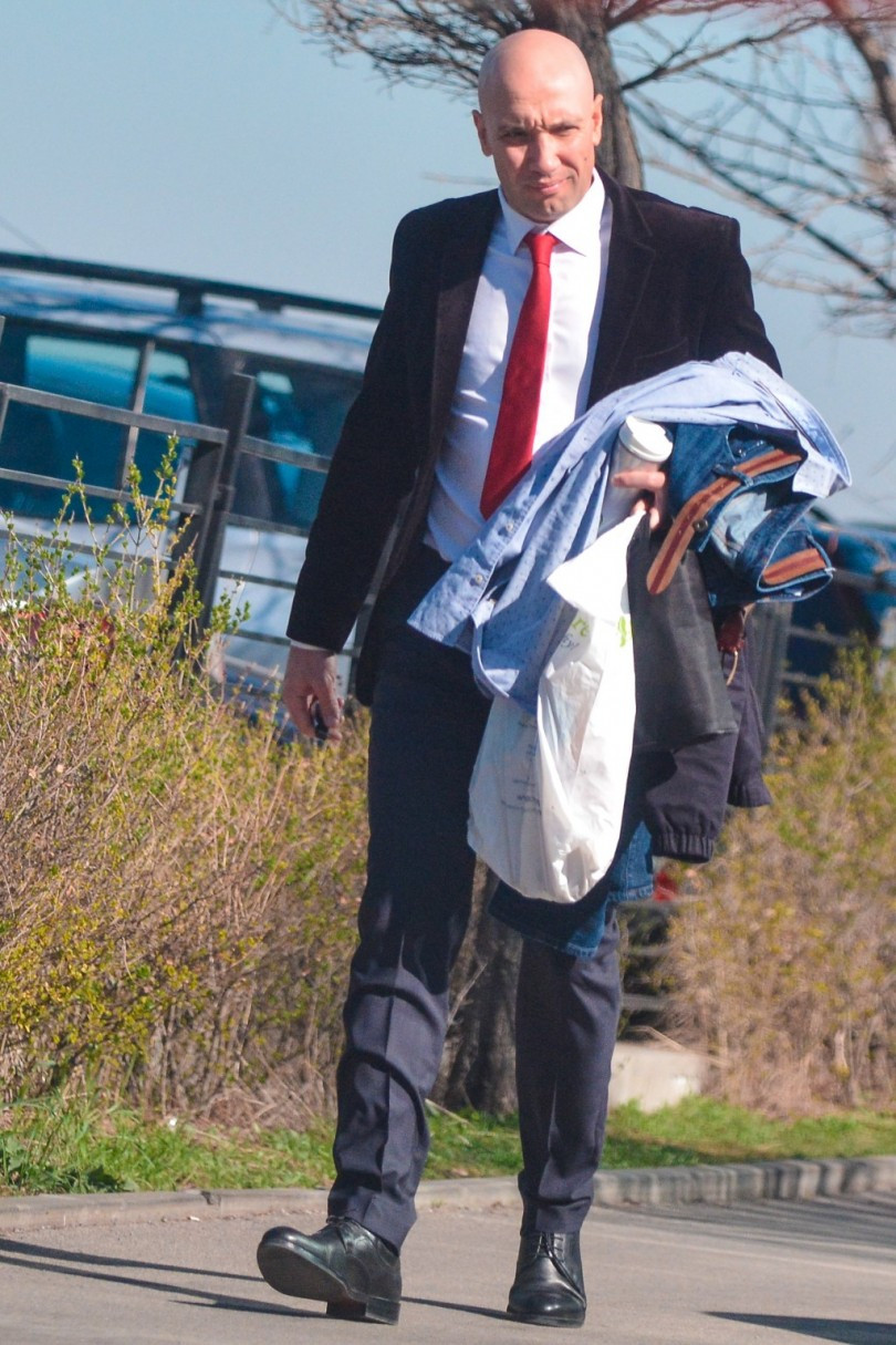 Захари Бахаров бръмчи със скъпарски джип за 130 бона (Папарашки снимки)
