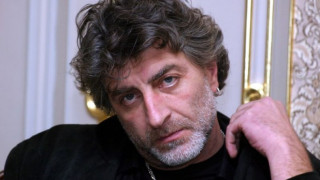Александър Морфов пиян на кирка, припаднал пред театъра (Всичко за резила)