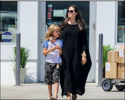 Анджелина Джоли сияе след сдобряването с Брад (Нови снимки)