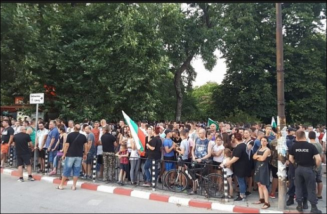 Асеновград на нов протест срещу ромите-биячи: Пребиха децата ни, а сега ги и съдят!