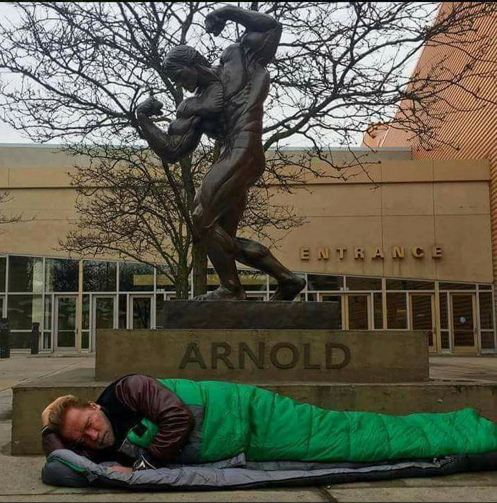 Арнолд Шварценегер остана на пътя, спи като бездомник