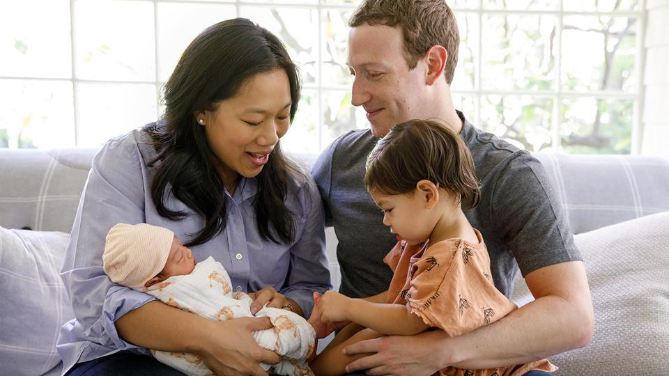 Марк Зукърбърг гушка второ бебе: Сдоби се с нова наследничка