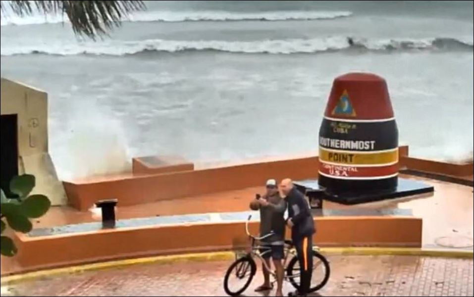Безумно! "Ирма" удари Флорида с пълна сила, в Маями карат сърф (Първи снимки)