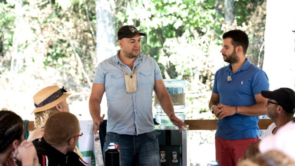 Пенсионер пази „Фермата“, вътре четирима натровени