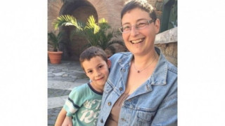 Роднините зарязаха Теодора Цонева и детето й! (9-годишното дете спи в полицията)