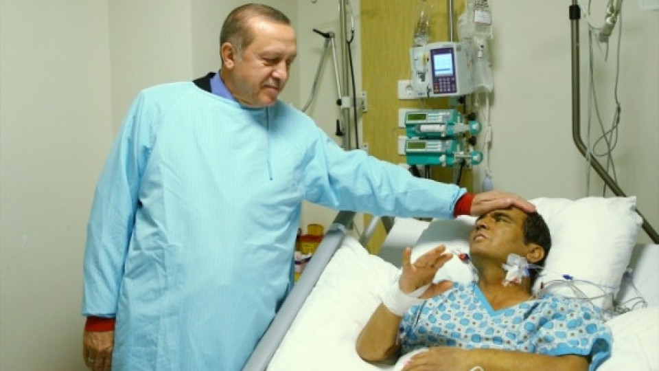 Реджеп Ердоган на крака при Наим Сюлейманоглу (Фото)