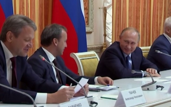Владимир Путин отново хит в мрежата (Вижте защо се смя до сълзи на свой министър)