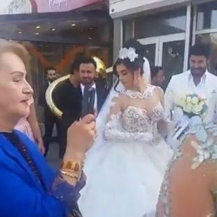 Фики Стораро се ожени в семейната сладкарница (Викат полиция заради джумбуша)