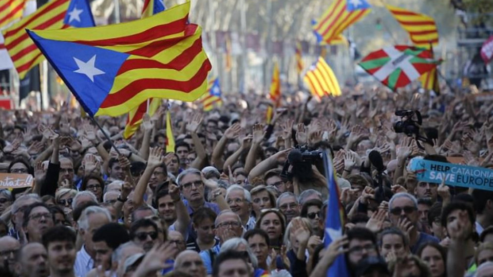 Каталуня обяви независимост! Мадрид праща военни в провинцията