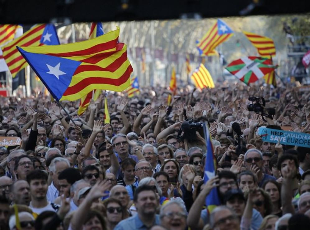Каталуня обяви независимост! Мадрид праща военни в провинцията