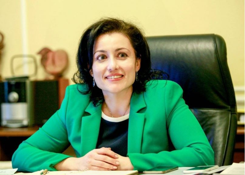 Десислава Танева заряза парламента и се изнесе на село (Вижте защо)