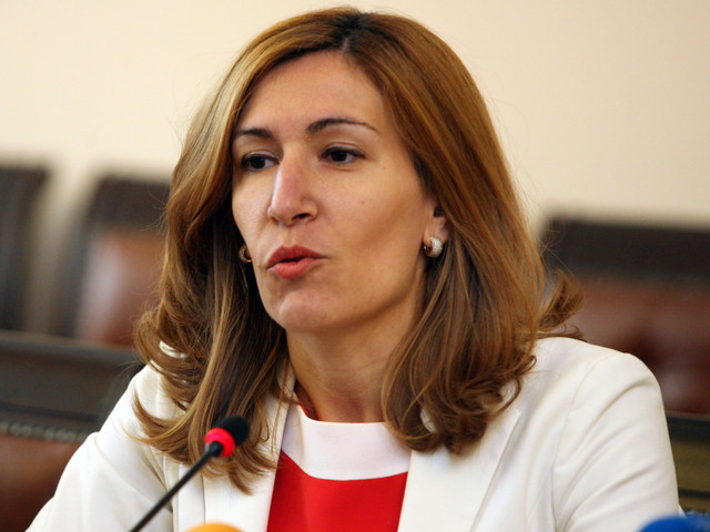 Министър Николина Ангелкова скандализира с признанието си