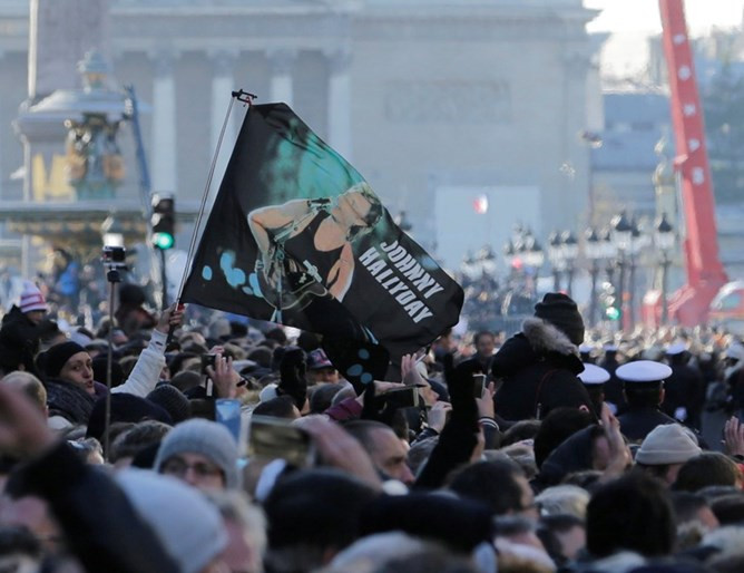 Франция отдаде последна почит на  Джони Холидей (Снимки как се сбогуват с рок звездата)