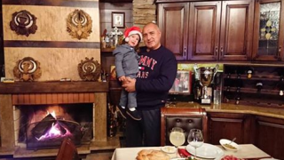 Бойко Борисов с родата по Коледа, Корнелия Нинова шета в кухнята (Снимки)