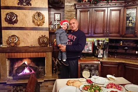 Бойко Борисов с родата по Коледа, Корнелия Нинова шета в кухнята (Снимки)