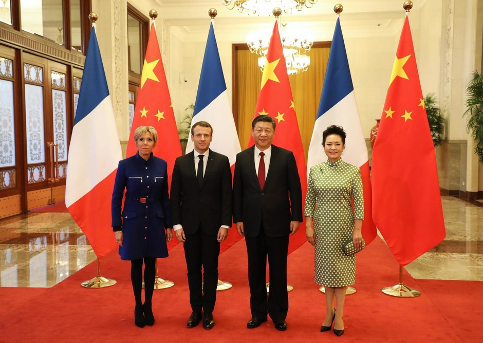 Бриджит Макрон в Пекин с президента на Франция (Вижте как първата дама се представи в Китай)