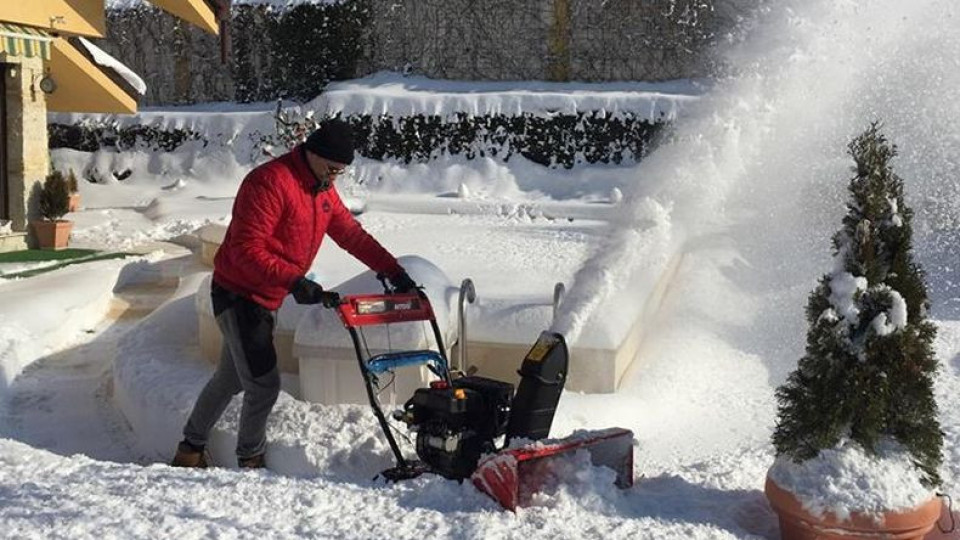 Затрупа ги: Здравко от Ритон яхна снегорина, за да чисти преспите у дома!