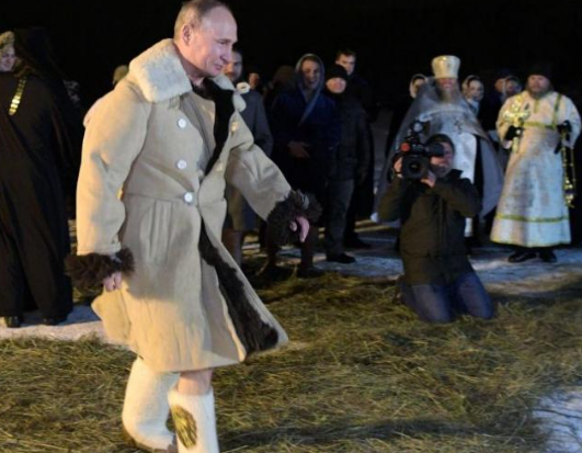 Владимир Путин като богатир навръх Богоявление (Вижте каква яка форма показа)