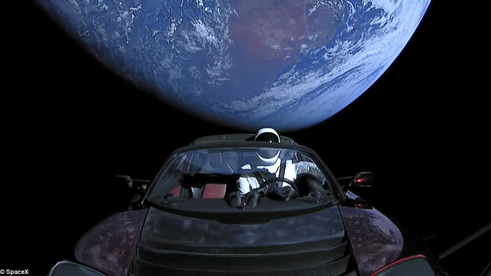 Илън Маск сбъдна мечтата си! (Изстреля първата кола в Космоса)
