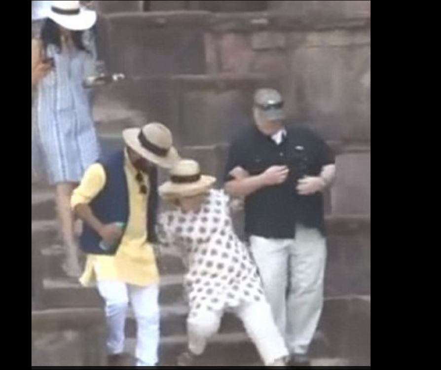 Нов инцидент с Хилари Клинтън в Индия (Бившата първа дама не може и да ходи)