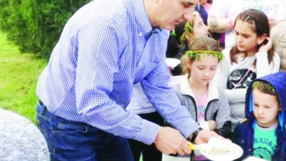 Цветан Цветанов посрещна имен ден с огромна торта (Вижте как празнува политикът)