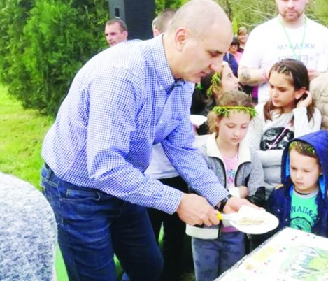 Цветан Цветанов посрещна имен ден с огромна торта (Вижте как празнува политикът)