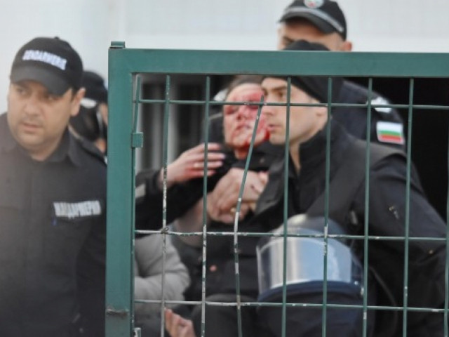 Илиана Раева избухна срещу футболните хулигани (+ Как е полицайката)
