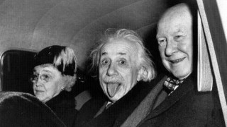 Култовата снимка на Айнщайн с уникална история (Ето кога е заснета паметната фотография)