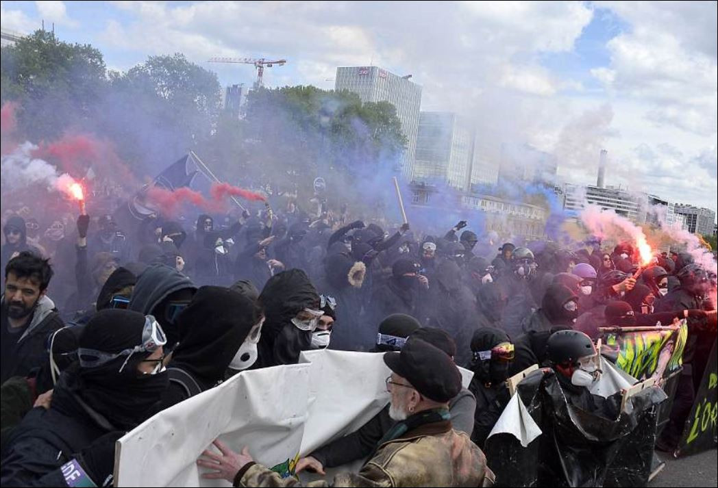 Париж гори в огъня на протестите (1 май се превърна в кошмар)