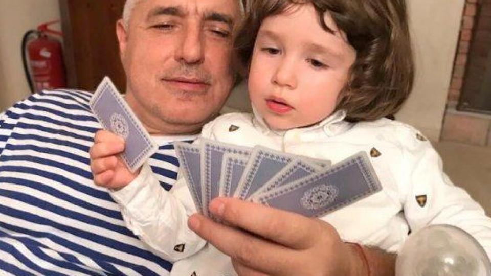 Внукът на Бойко Борисов хит в социалната мрежа (Вижте уникални снимки на малчугана)