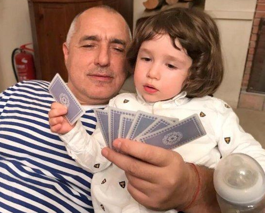 Внукът на Бойко Борисов хит в социалната мрежа (Вижте уникални снимки на малчугана)