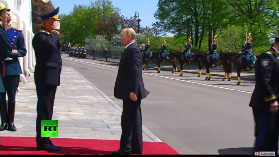Клетвата на Владимир Путин по-тържествена от тази на Тръмп (Президентът посрещнат като цар)