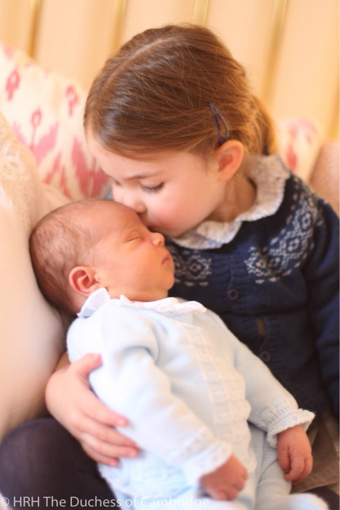 Принцеса Шарлот с първо фото с малкия Луи за ЧРД (Снимка)