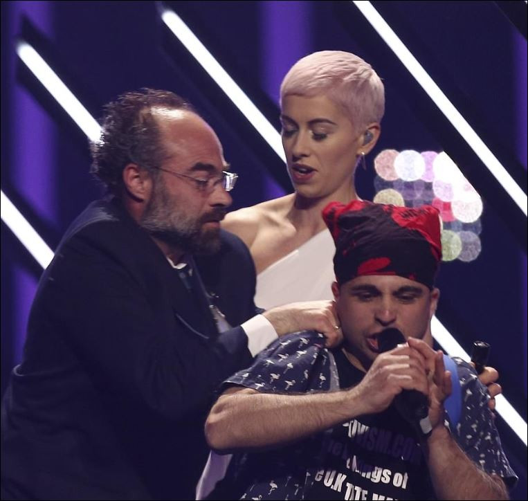 Евровизия не мина без скандали: Отнеха микрофона на Британия (Видео)