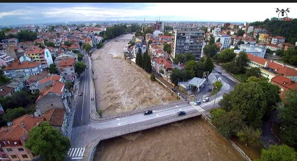 Воден ад в половин България: Река Черна заля Смолян, Чая отнесе Чепеларе