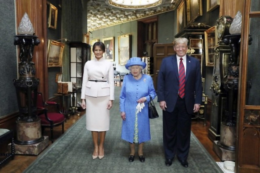 Доналд Тръмп с куп гафове пред кралицата на Англия (Вижте как се изложи)