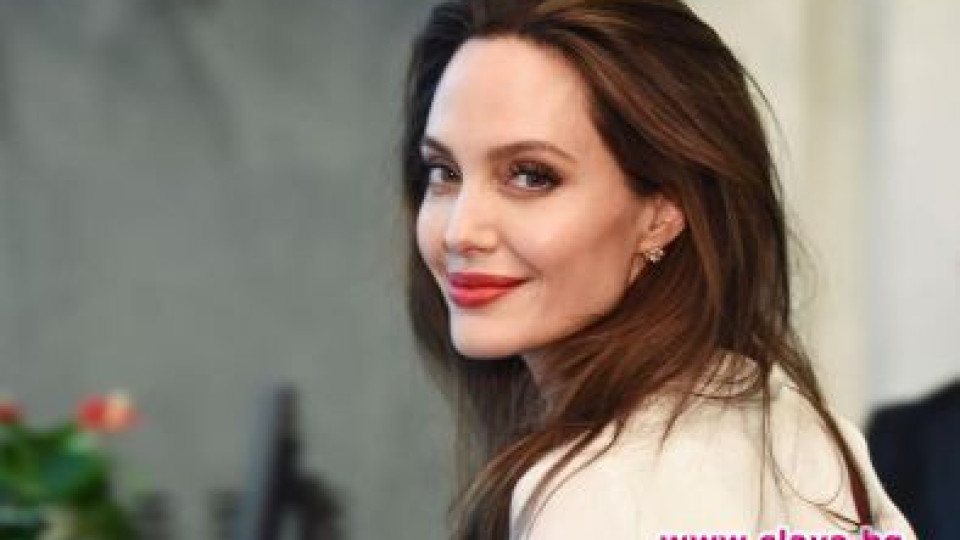 Бомба: Ето с кого Анджелина Джоли смени Брад Пит!