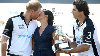 Меган Маркъл и Хари шашнаха със страстна целувка публично (Снимки как газят протокола)