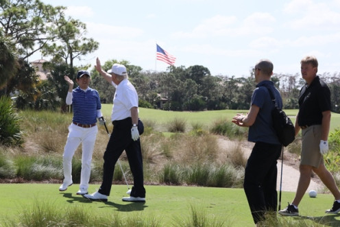 Тръмп на голф след смъртта на Маккейн (Президентът нехае за смъртта на бившия си опонент)