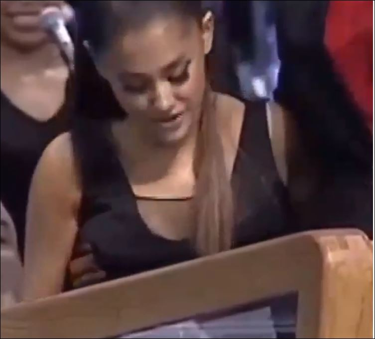 Страшен скандал с Ариана Гранде на погребението на Арета (Видео)