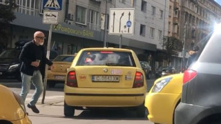 Скандал: Стоян Алексиев псува като каруцар насред столичен булевард!