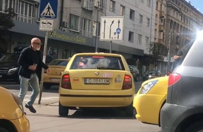 Скандал: Стоян Алексиев псува като каруцар насред столичен булевард!