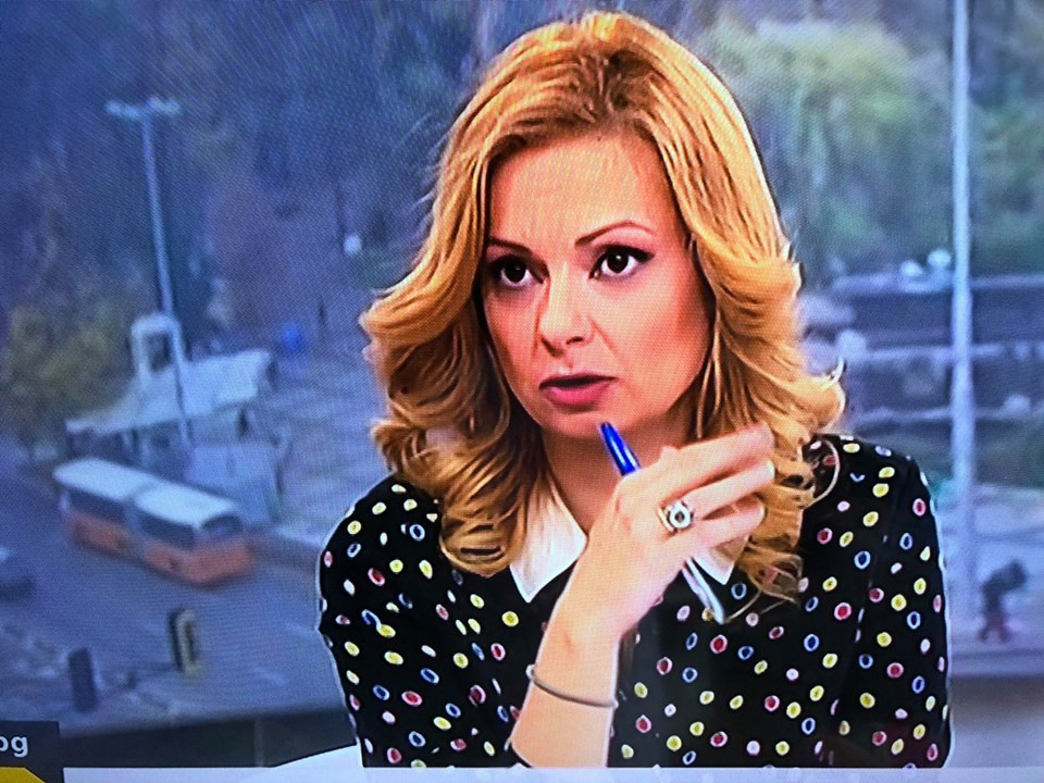 Колтуклиева оплю Аделина Радева от Нова ТВ: Говори неправилно и води неподготвена! (виж тук)