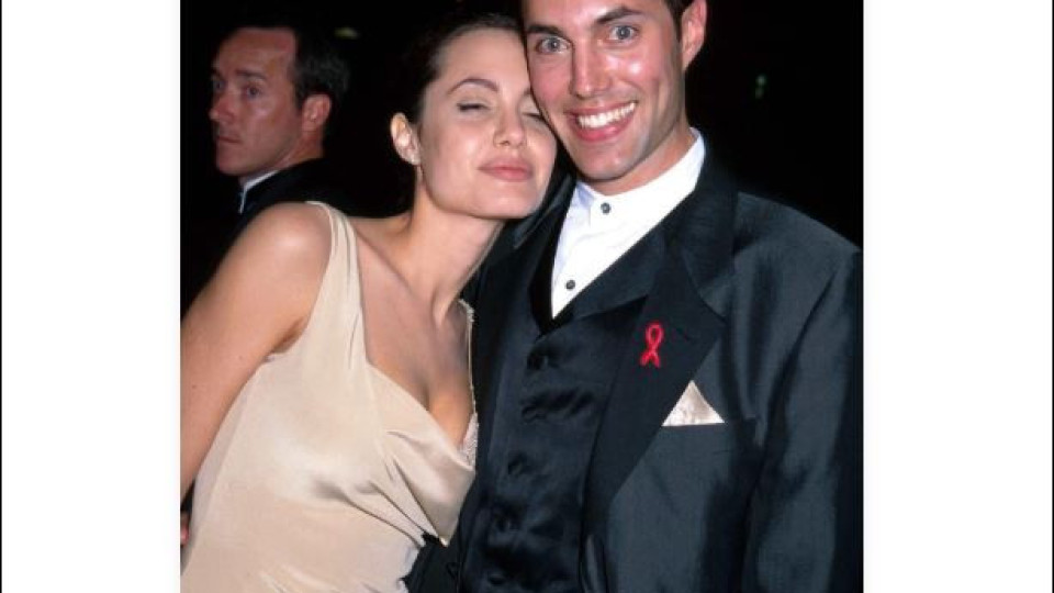 Анджелина Джоли на нож с брат си (Джеймс застана на страната на Брад Пит)