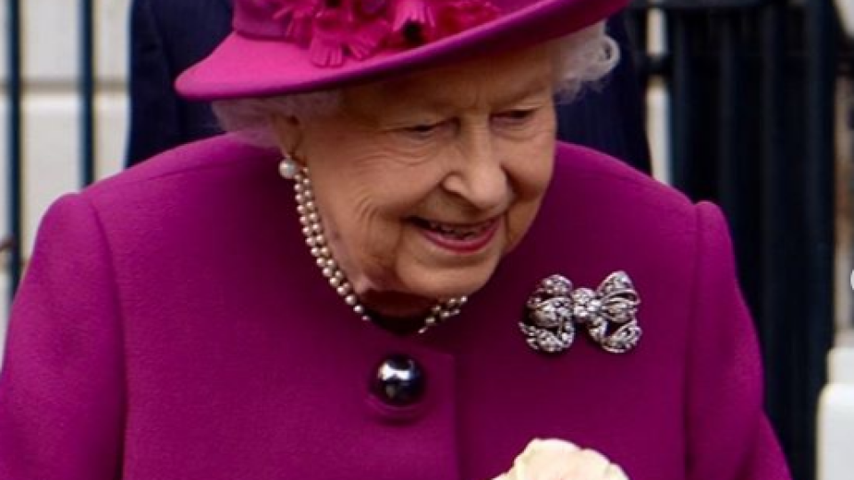 Елизабет II украси двореца за Коледа (Вижте как грейна празнично Бъкингам - Снимки+Видео)